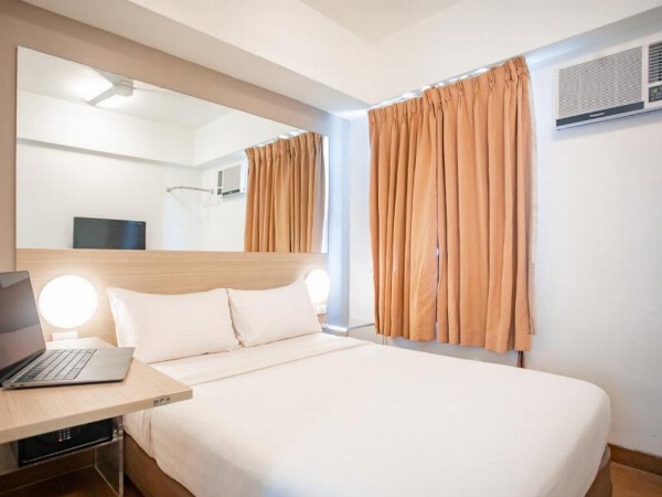 Red Planet Manila Makati image 1